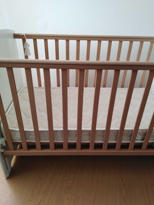 Cama de grades com colchão