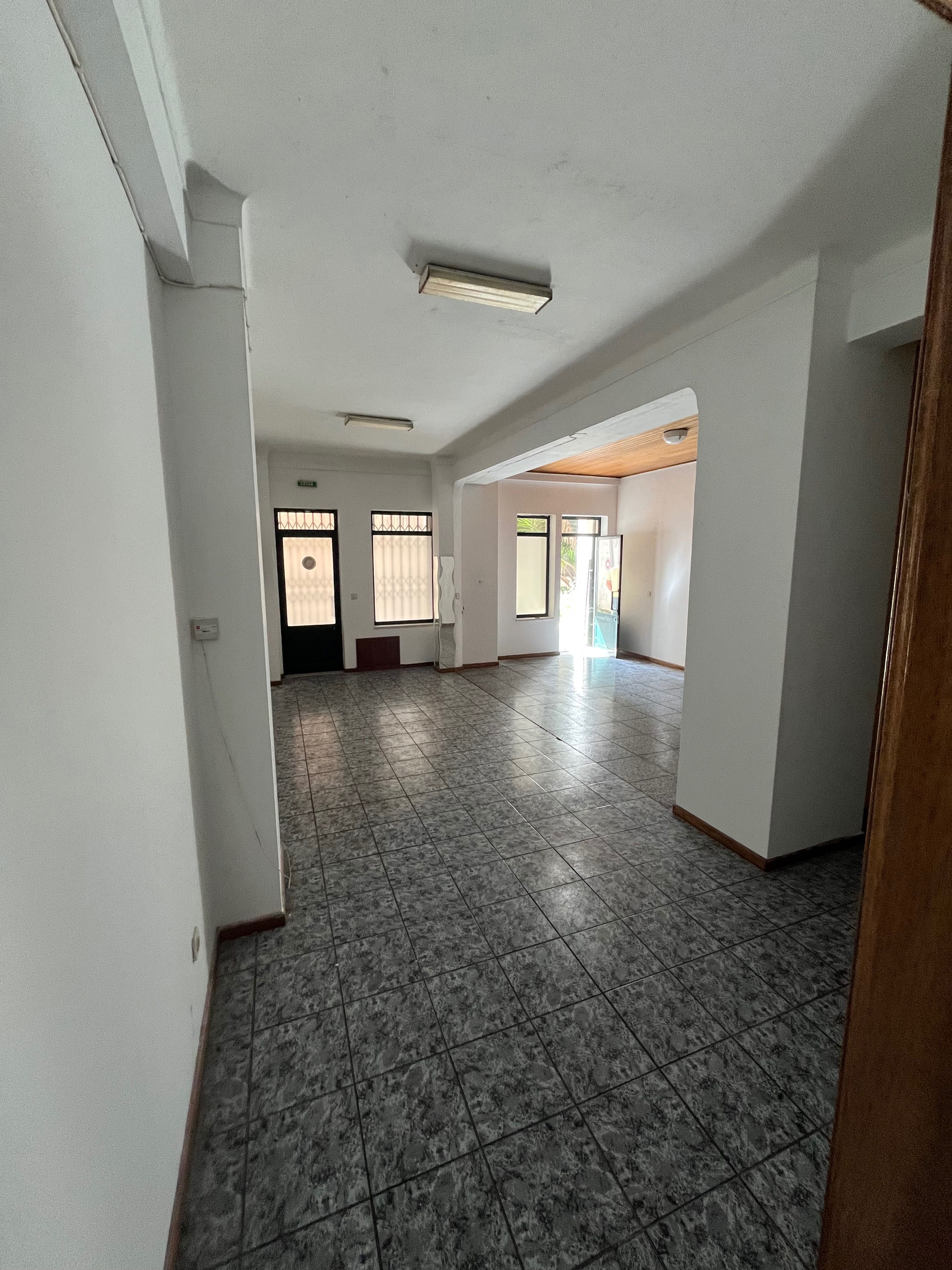 Vende-se Rés do chão, para comércio ou habitação 78m2