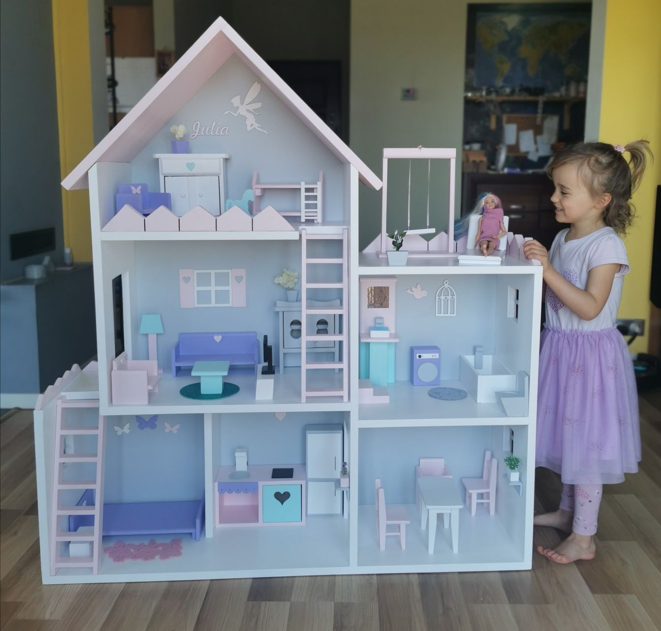 Drewniany domek dla lalek Barbie