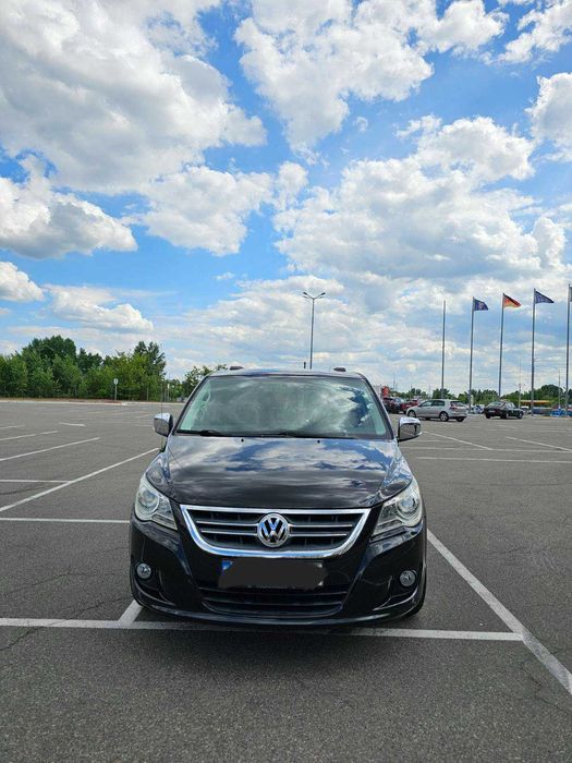 Мінівен Volkswagen Routan у максимальній комплектації SEL Premium.