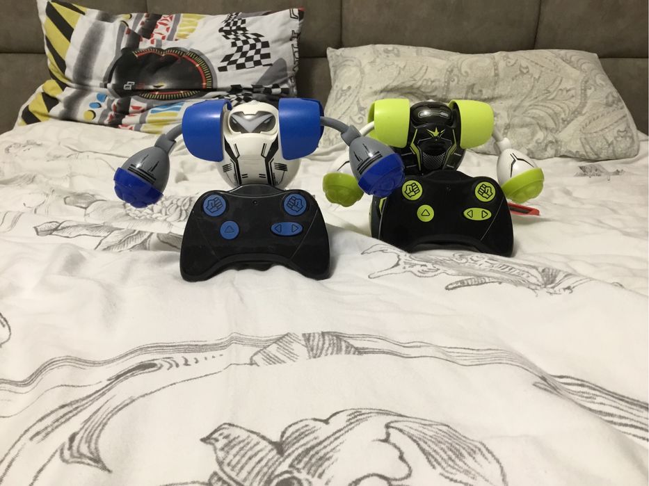 Роботы боксеры на пульте управления.