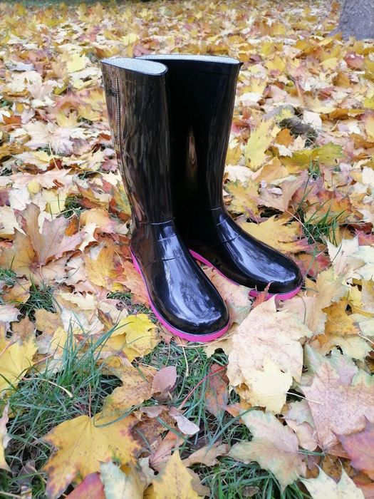 Жіночі гумові чоботи. Чорні/рожева підошва