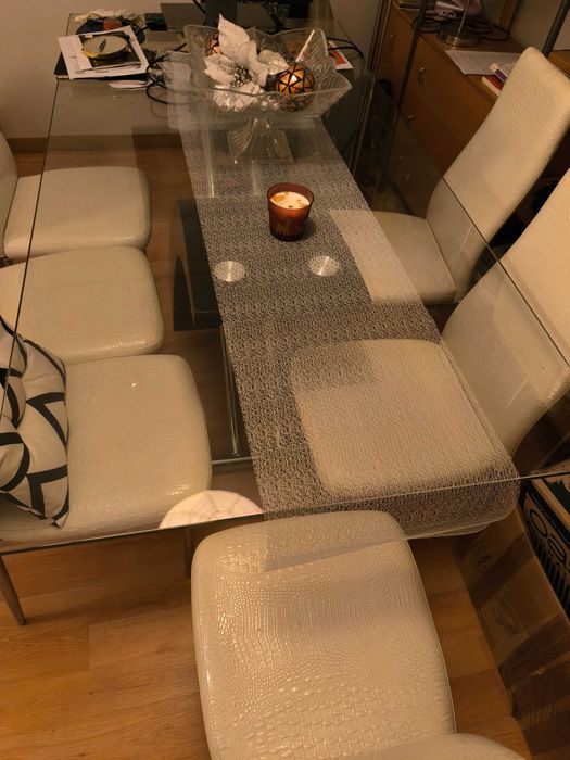 Conjunto mesa e cadeiras de sala de jantar