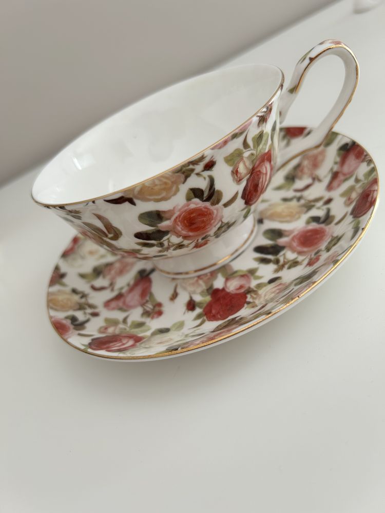 Porcelana. Marka HEYWOOD. Filiżanki z talerzykami.
