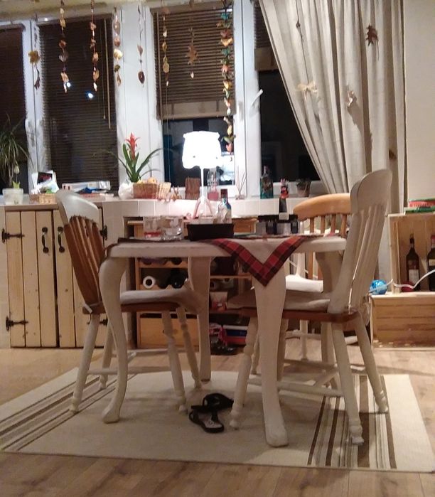 Okrągły stół + 4 krzesła