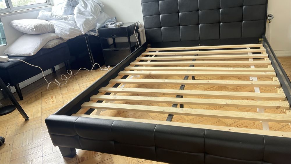 Cama preta com colchão
