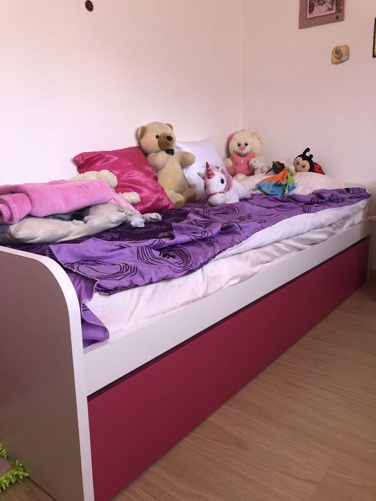 Cama de menina com um colchao