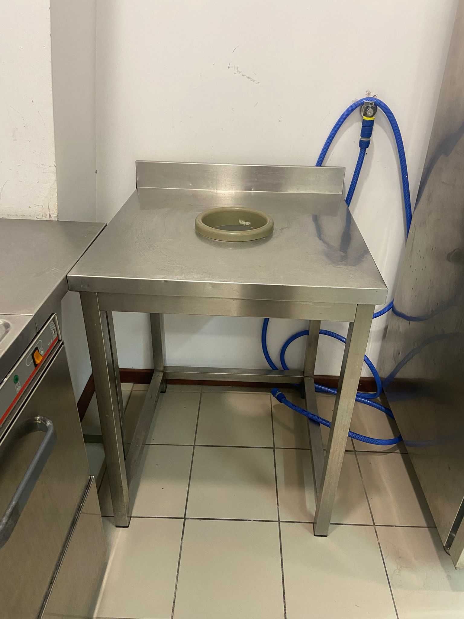 Bancada, em INOX, aberta para separação de resíduos