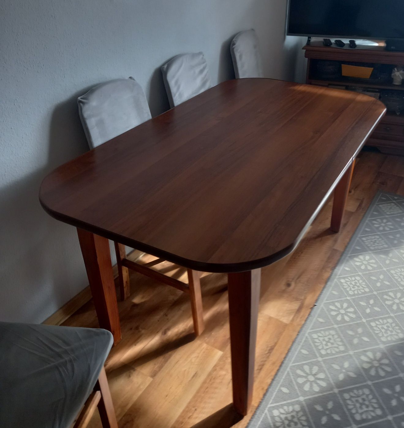 Stół  bez krzeseł