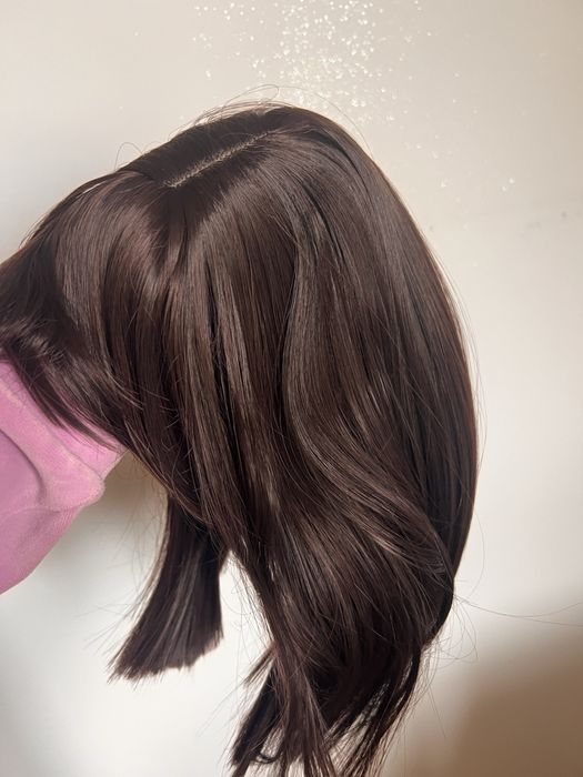 Peruka krótkie włosy brązowe refleksy pasemka fale kręcone nowa