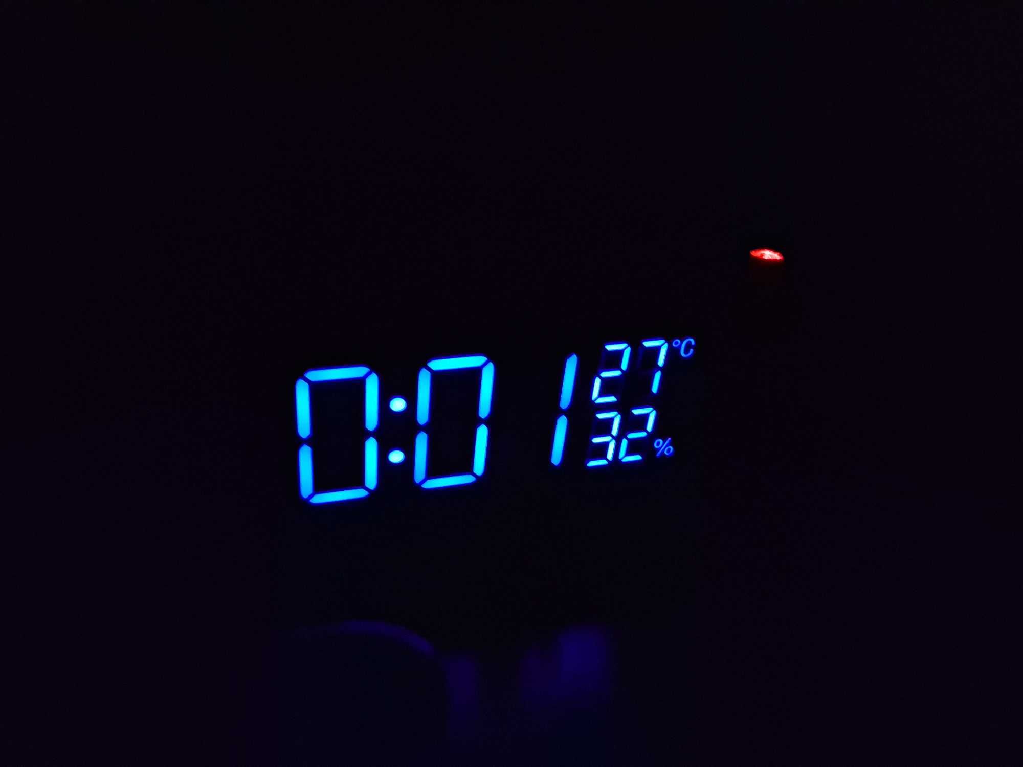 Relógio alarme digital com projector