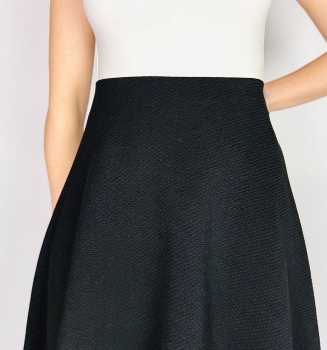 Czarna rozkloszowana spódnica midi L 40 Redherring