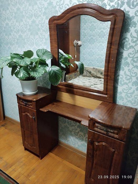 Продам трюмо з дзеркалом
