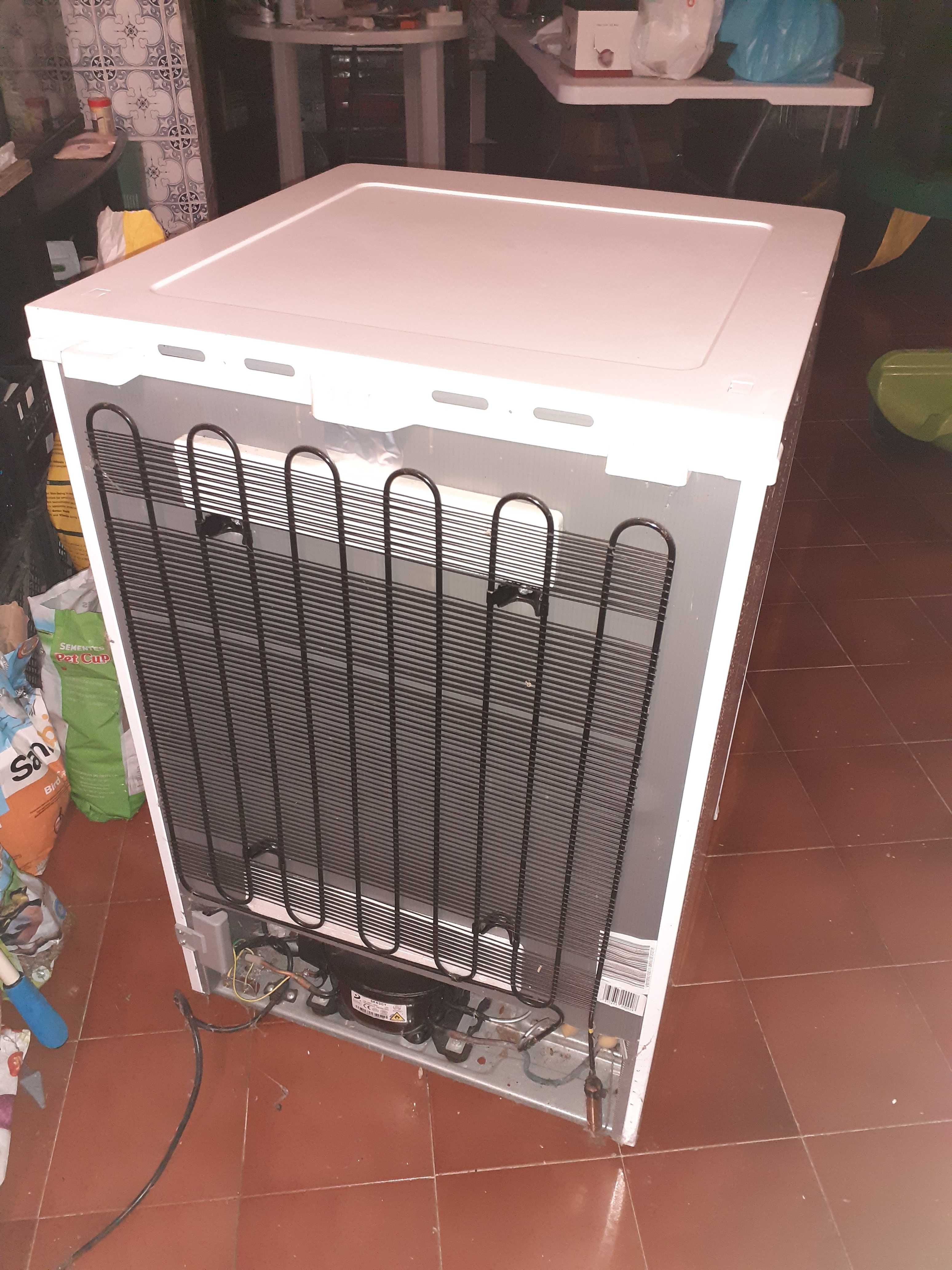 Arca congelador vertical como nova 85cm