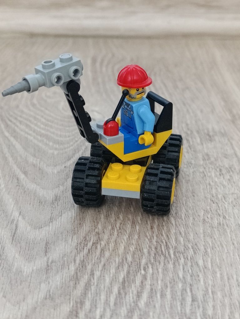 Figurka LEGO z pojazdem