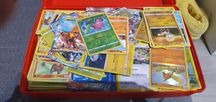 Karty pokemon różne postacie około 700 kart