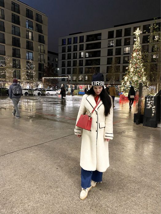 Długie białe futerko  z owczej skóry w idealnym stanie.