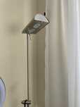 Lampa stojąca z regulacją kąta padania światła