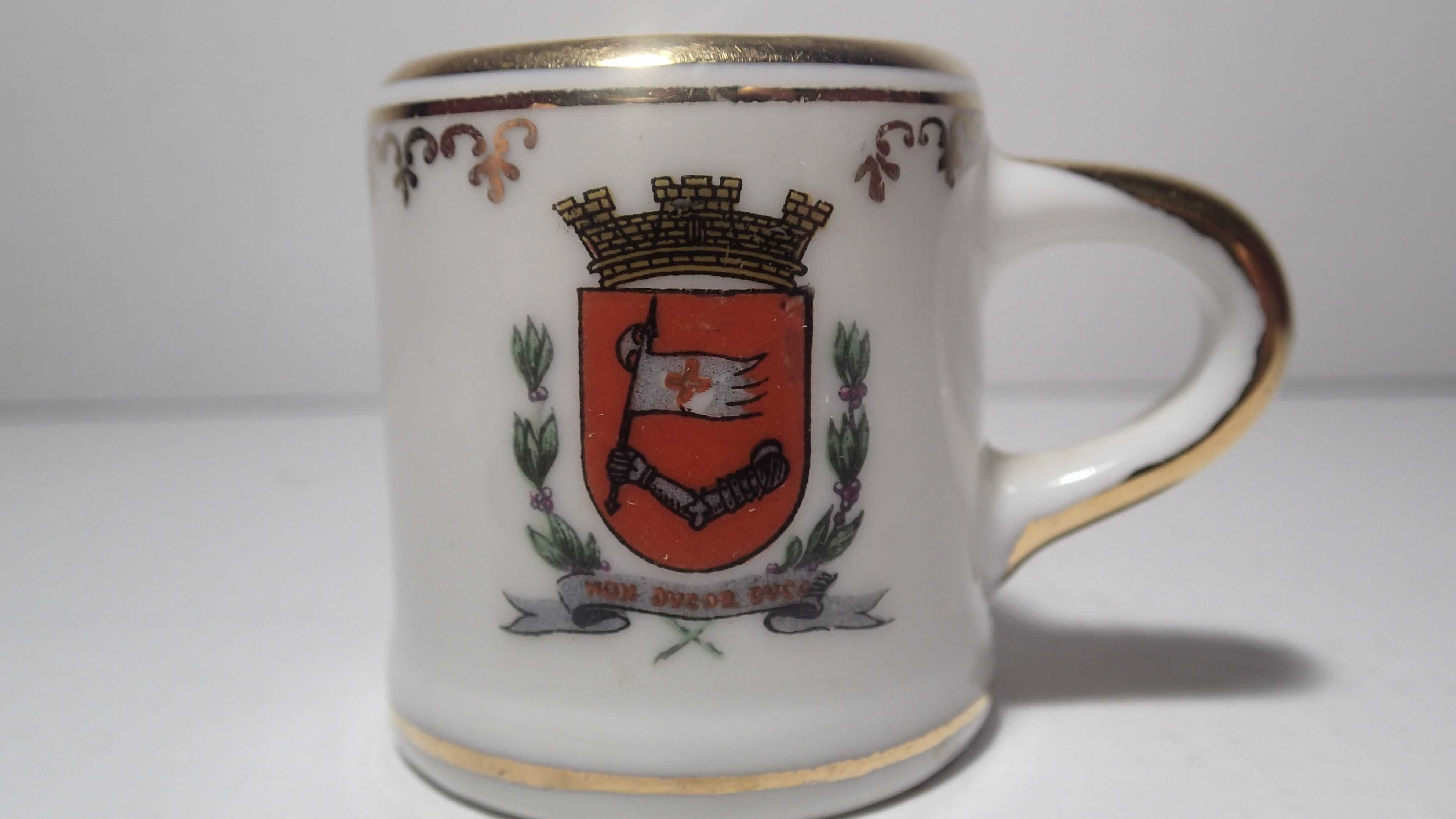 Caneca miniatura do IV Centenário da Cidade de São Paulo