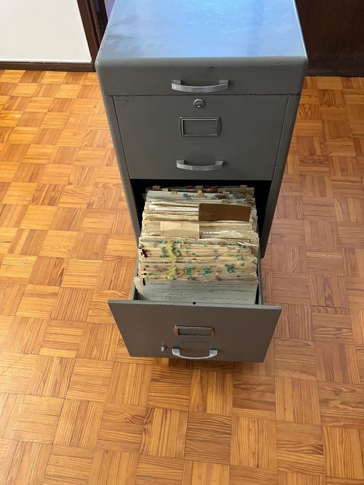 Móvel metálico rodado com dois compartimentos