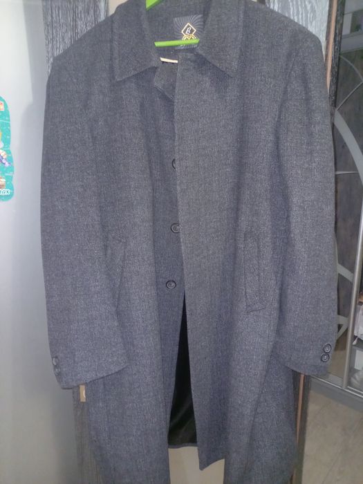 Пальто чоловіче, темно-сірого коліру, повномірного розміру 56р,