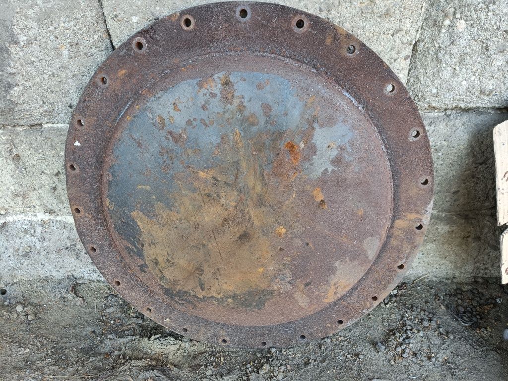 Dennica, Pokrywa zbiornika fi 685 mm.