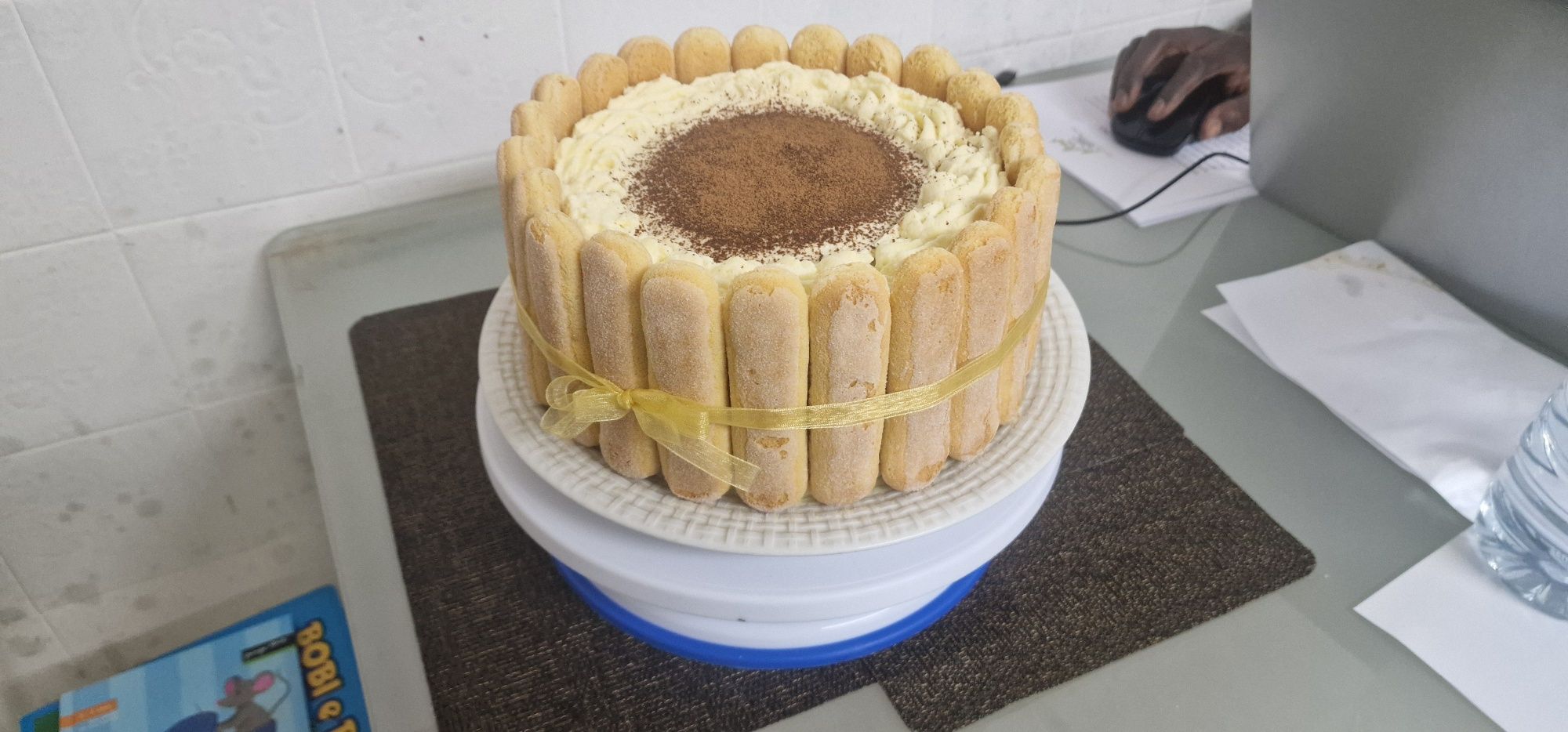 Bolos, bolinhos e acompanhamentos de aniversário.