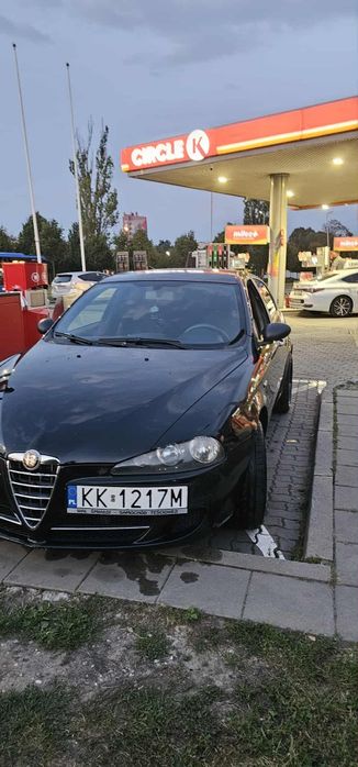 Alfa  Romeo  147 .