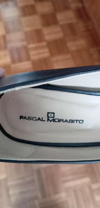 Sapatos pretos de tacão, em couro, tamanho 39