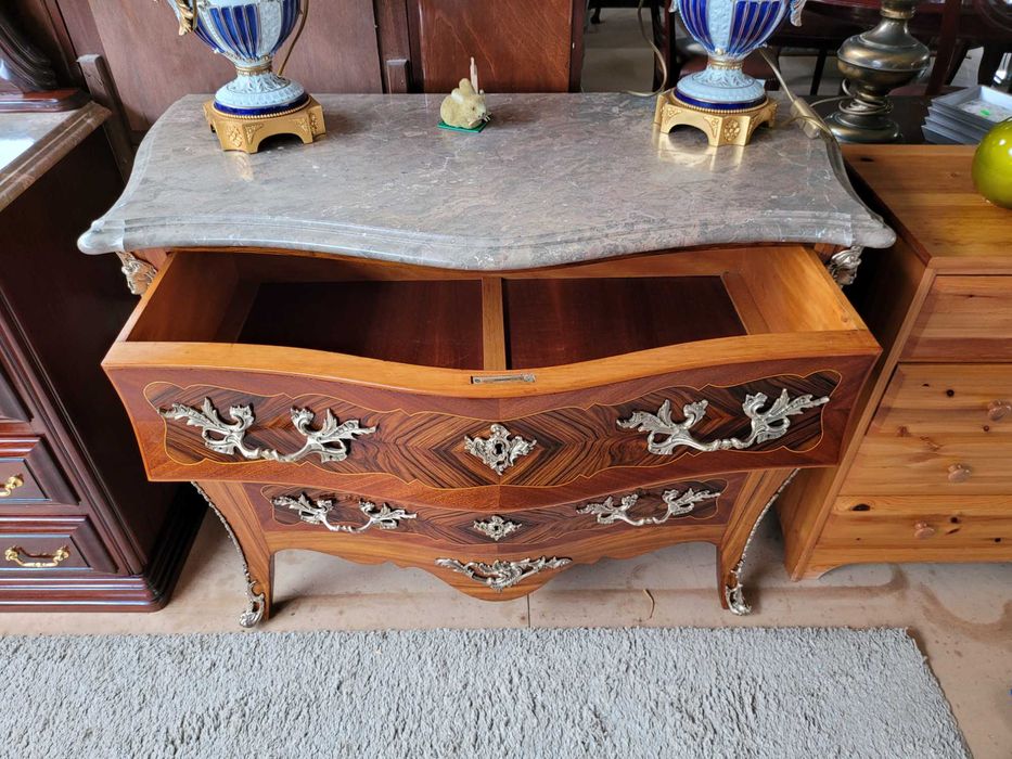 Excelente cómoda estilo Luís XV - Restaurada muito recentemente