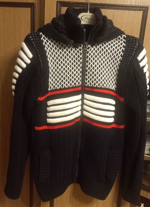 Sweter męski z kapturem — 70% akryl, 30% wełna,, ciepły