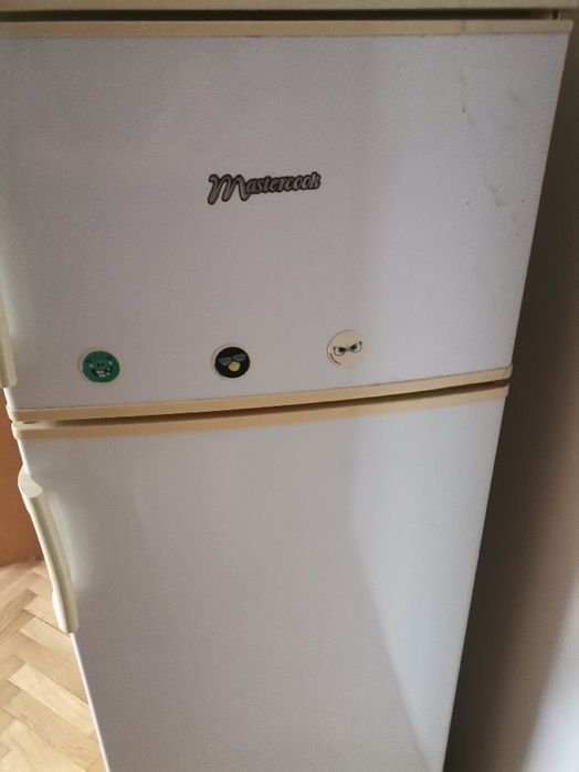 Zlew dwukomorowy, okap, kuchnia gazowa i lodówka