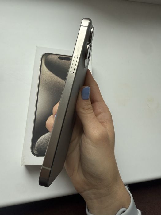 Iphone 15 pro max 256 полоса на екрані