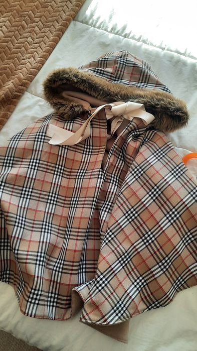 Poncho beje, em otimo estado, padrao burberries reversível