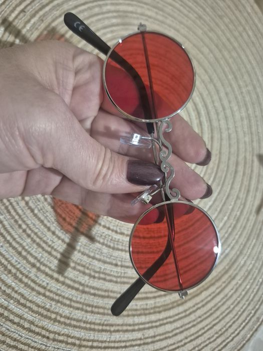 Подарок. Стильные красные очки