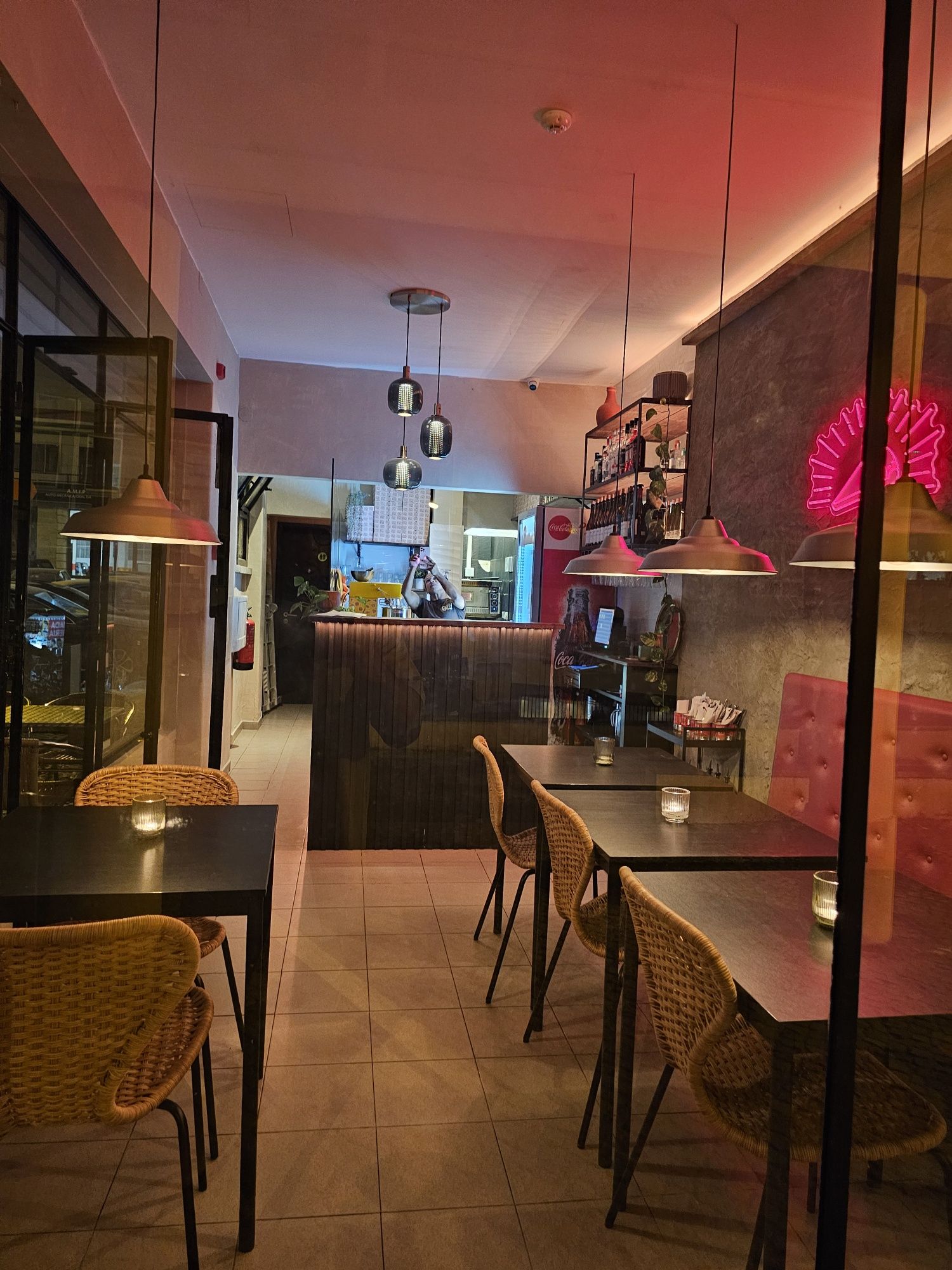 Trespasse Pizzaria remodelada em funcionamento
