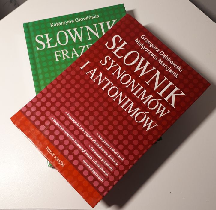 2 słowniki- frazeologiczny oraz synonimów i antinimów