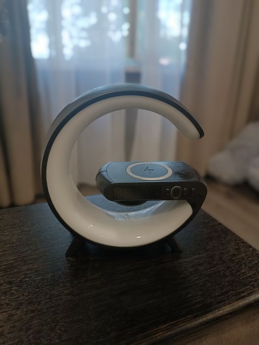 Блютуз колонку с беспроводной зарядкой с подсветкой и часами