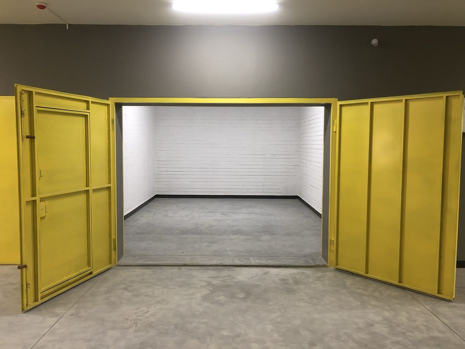 Приміщення 25м,кв. + кабінети, склади та кухня. Є душ, туалет.