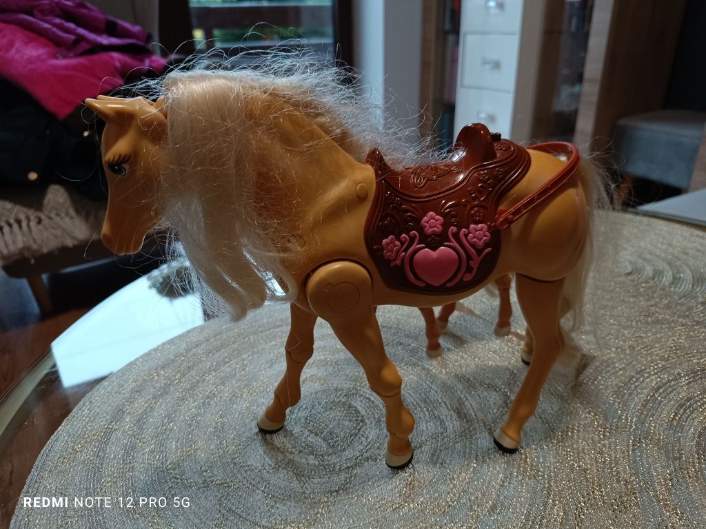 Barbie koń interaktywny ze źrebakiem chodzi