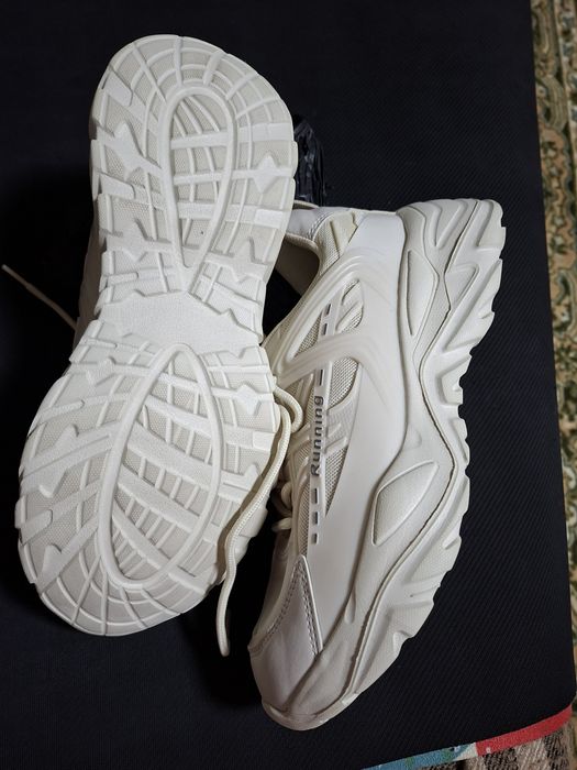 Кросівки нові розмір 39