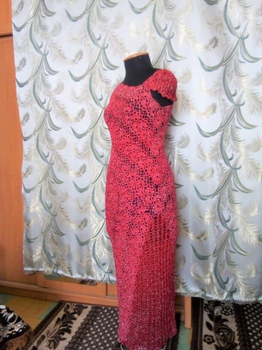 Нарядное ажурное платье "Вишенка", связанное крючком