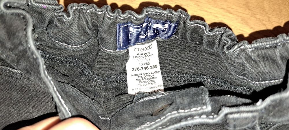 Czarne spodnie jeansowe chłopięce Next r. 98 cm