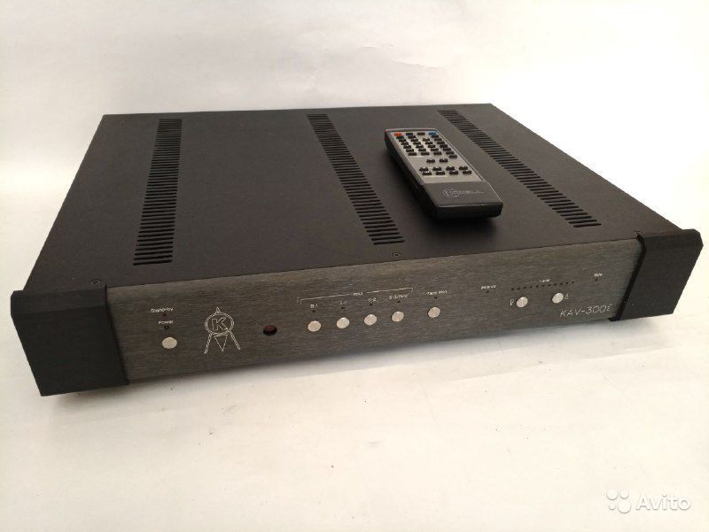 Amplificadores Plinius 2100i e Classé CAP80 com comando imaculados