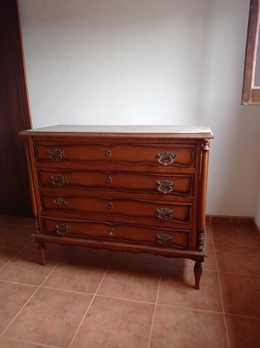 Cómoda de quarto antiga