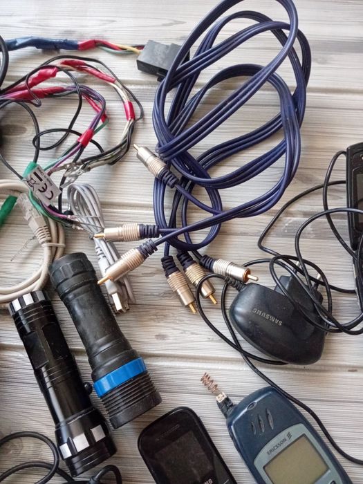 На запчасти .шнуры ,телефоны,фонарики.