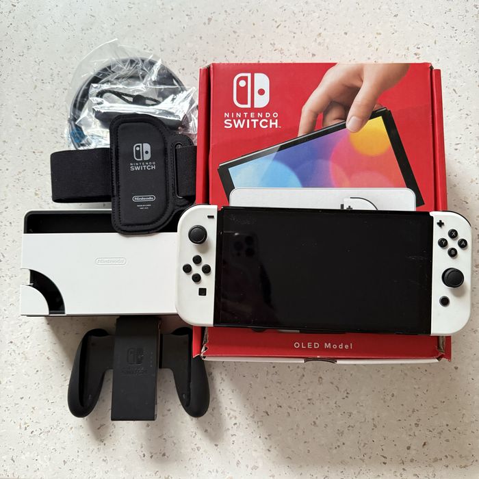 Ігрова консоль Nintendo Switch OLED Model , 4 гри віддам в подарунок