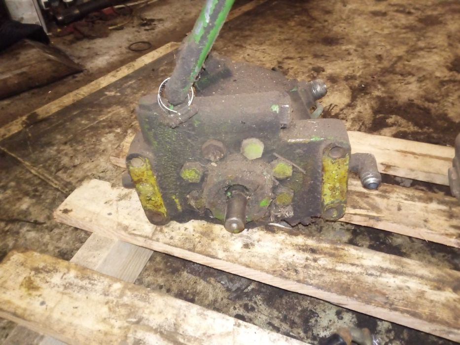 John Deere 2140 pompa hydrauliczna 3040 podnosnika 3350 tłoczkowa 2850