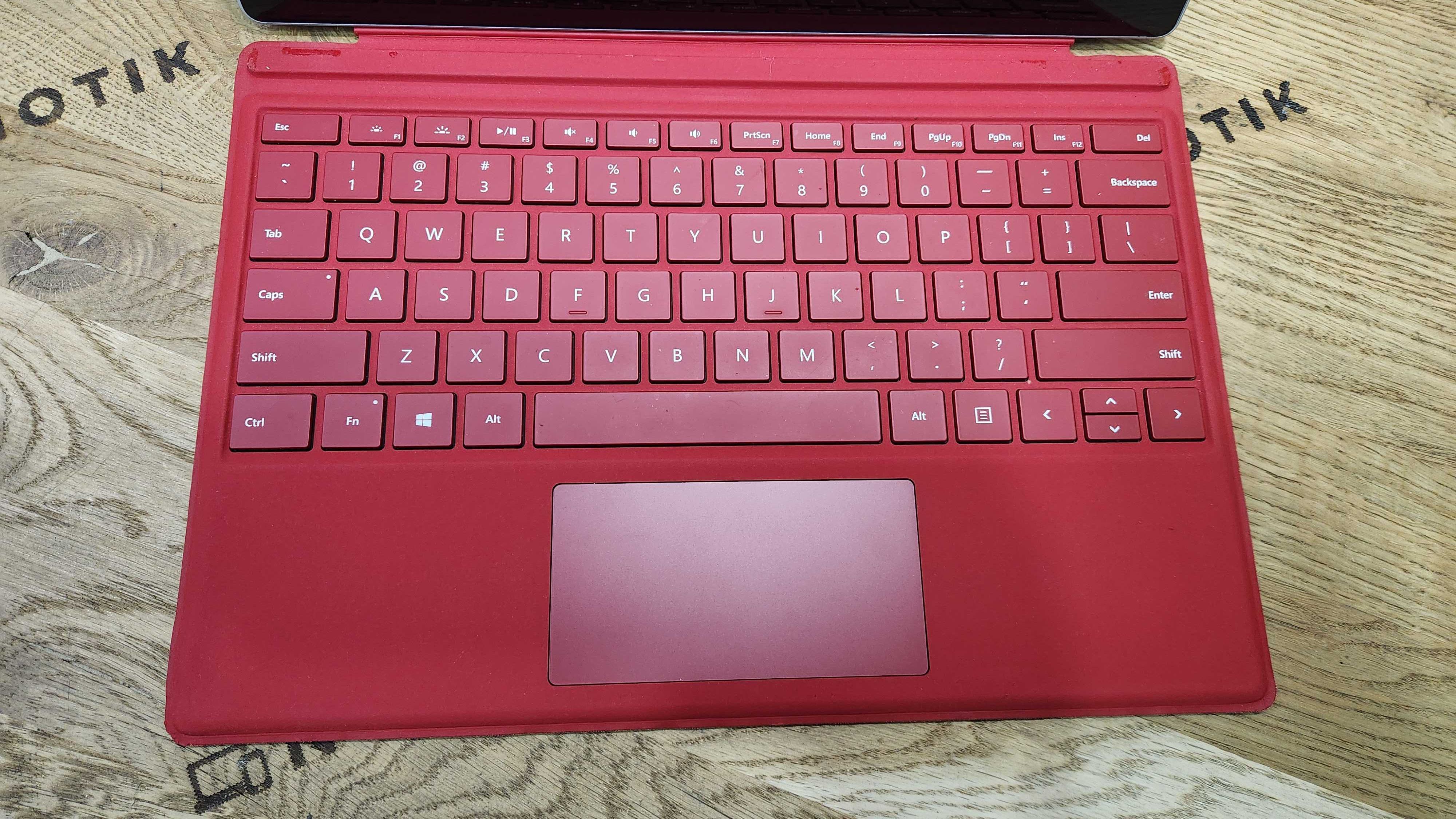 Microsoft Surface Pro 4 1724  i7-6600U/8gb/256ssd/2k Ips Touch