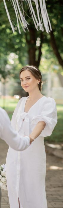 Нарядна біла сукня з льону